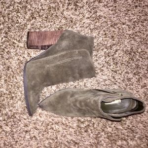 Guess green suede pointed toe heeled booties